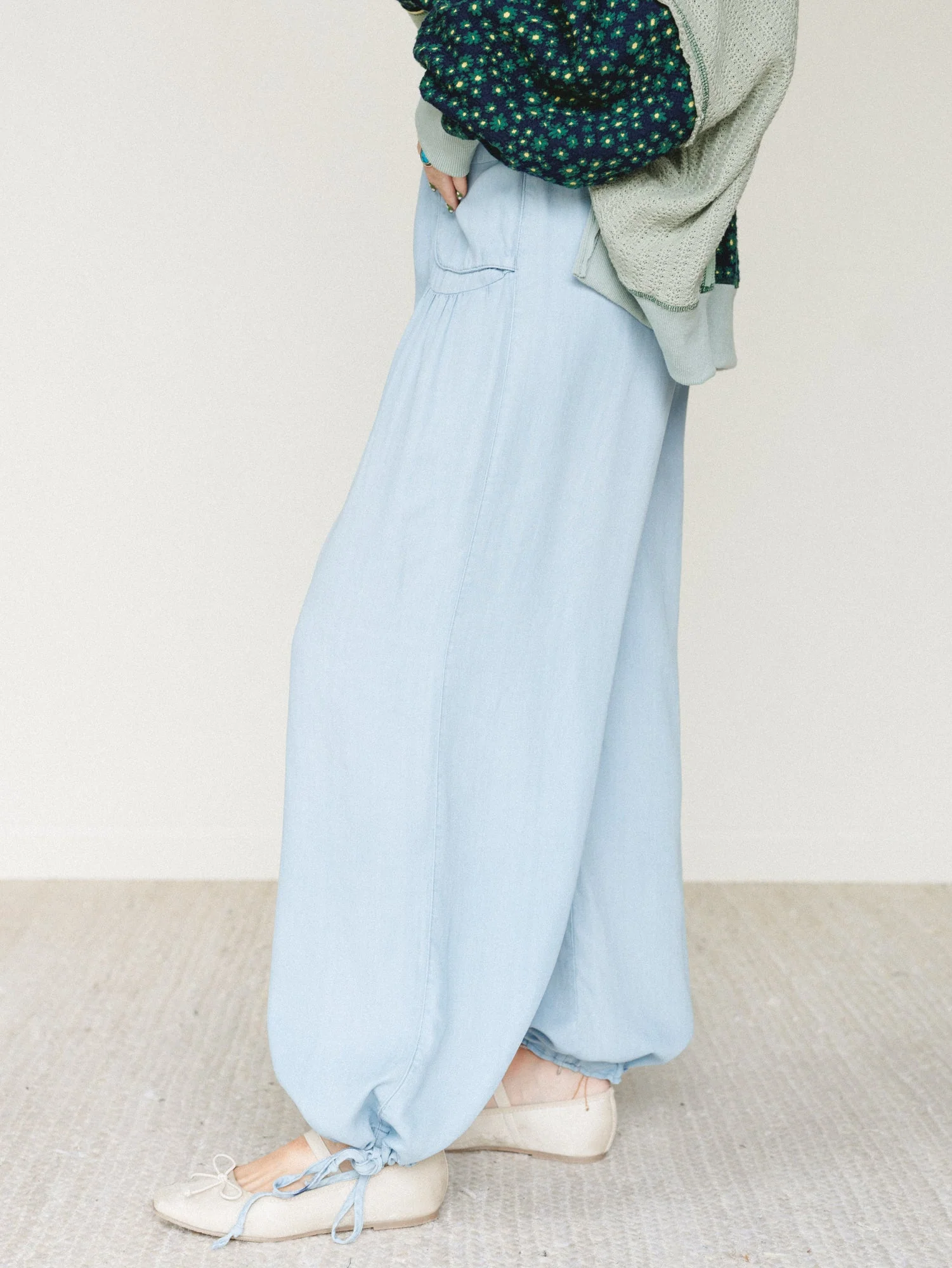East Bay Loose Fit Cargo Jeans - Light Wash - Image 5
