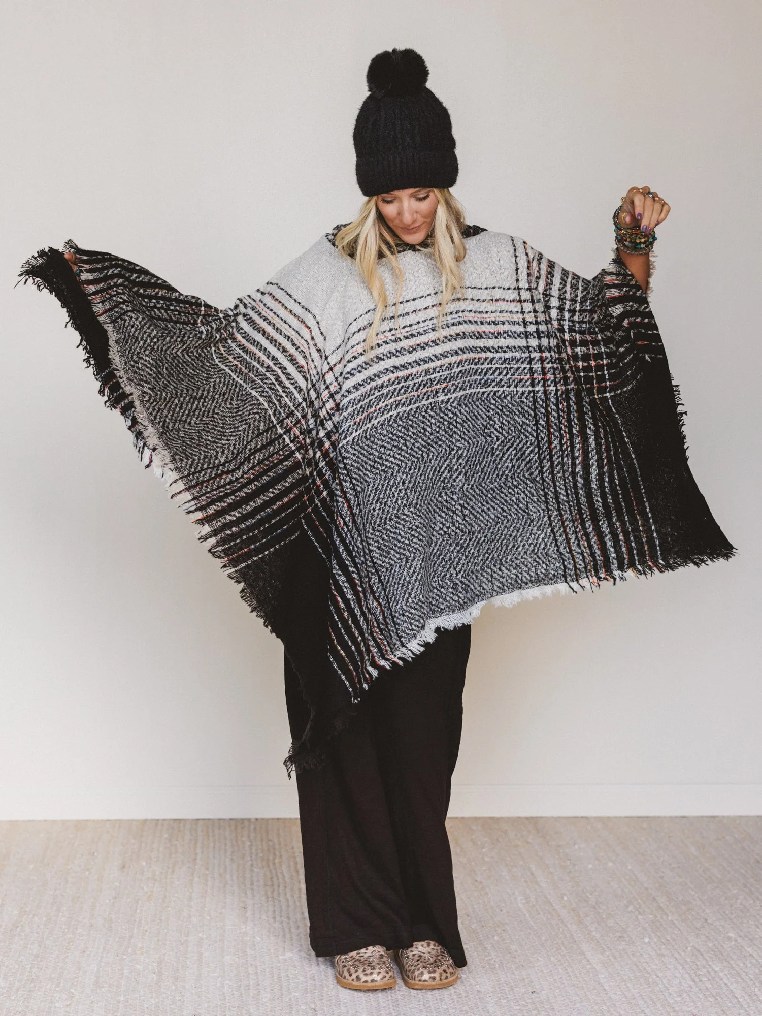Grand Canyon Hooded Poncho - Black - Image 4